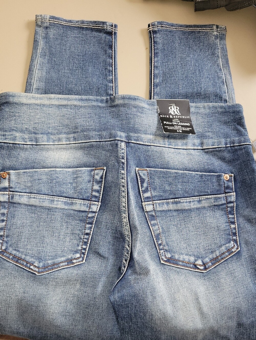 NWT - Rock & Republic Size 8 - Pull On Legging in Faded Blue Denim. - Picture 3 of 8